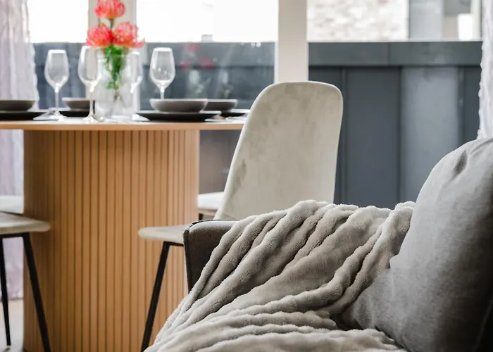 Apartament 2 Bed Modern Flat, Castlefield, Citycentre, Parking, Self-checkin, Sleeps 4, Balcony, Wifi, Views *