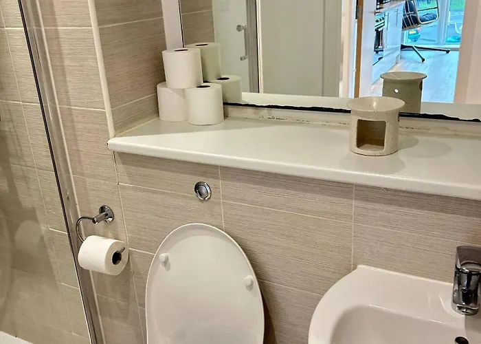 Spacious 2 Bdr Pool Gym Free Parking Appartamento *