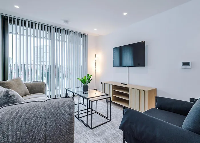 Stylish 2 Bed 2 Bath In Διαμέρισμα