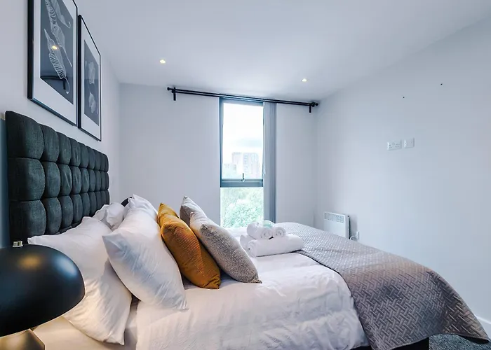 Luxury 1br Self Check-in 10mins To Centre 아파트 *