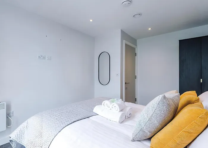 Luxury 1br Self Check-in 10mins To Centre 아파트 *