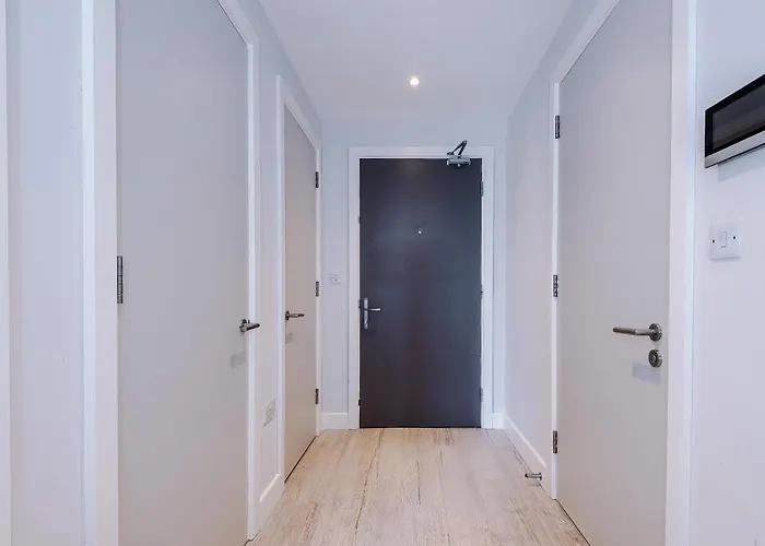 Luxury 1br Self Check-in 10mins To Centre 아파트 *