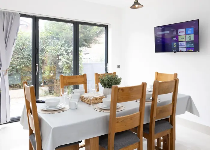 Modern 4 Bedroom Victorian Private Detached Close To *