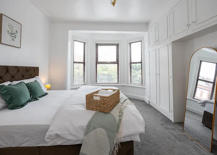 Modern 4 Bedroom Victorian Private Detached Close To Villa Mánchester