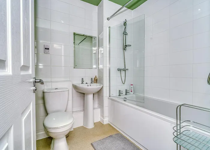 Stylish 2-bedroom In Salford - 5 Guests Holiday home *