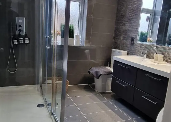 Modern 4 Bedroom Victorian Private Detached Close To *