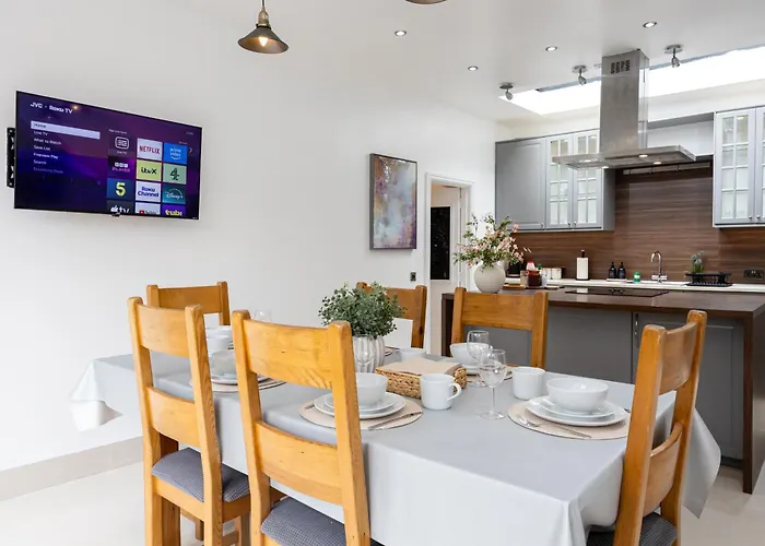 Modern 4 Bedroom Victorian Private Detached Close To Mánchester