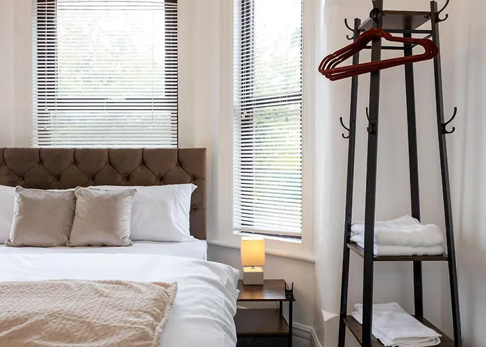 Modern 4 Bedroom Victorian Private Detached Close To Villa