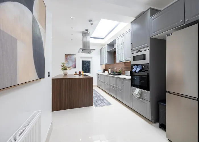 Modern 4 Bedroom Victorian Private Detached Close To Villa *