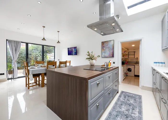 Modern 4 Bedroom Victorian Private Detached Close To Villa *