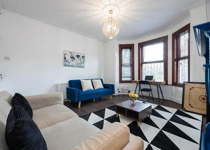 Modern 4 Bedroom Victorian Private Detached Close To Villa *