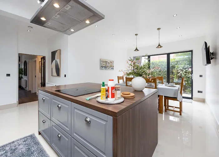 Modern 4 Bedroom Victorian Private Detached Close To Villa