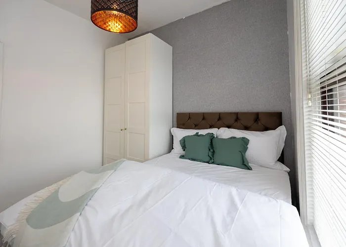 Modern 4 Bedroom Victorian Private Detached Close To Mánchester