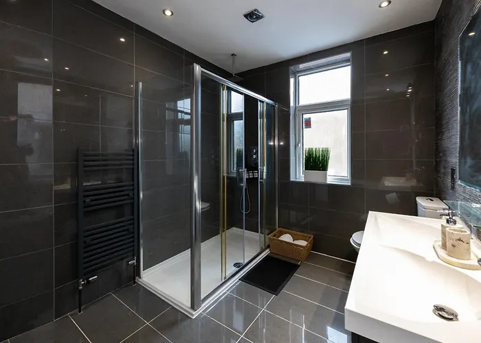 Modern 4 Bedroom Victorian Private Detached Close To Villa *