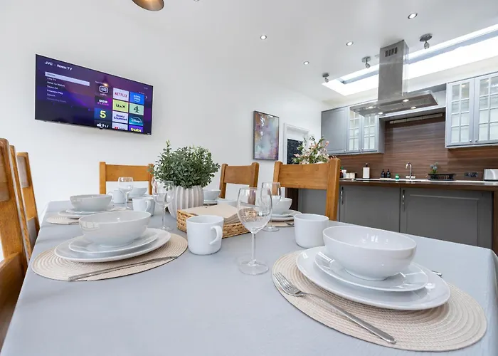 Modern 4 Bedroom Victorian Private Detached Close To Manchester