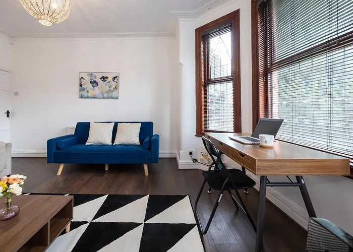 Modern 4 Bedroom Victorian Private Detached Close To * Mánchester