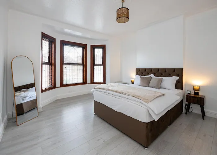 Modern 4 Bedroom Victorian Private Detached Close To *