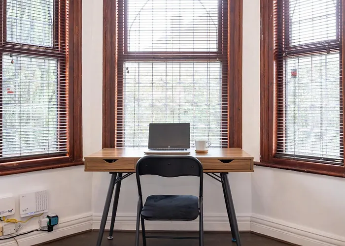 Modern 4 Bedroom Victorian Private Detached Close To Villa