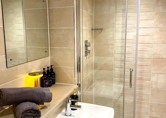 Daire Lux Stylish 2 Bed High Rise With Parking And Balcony