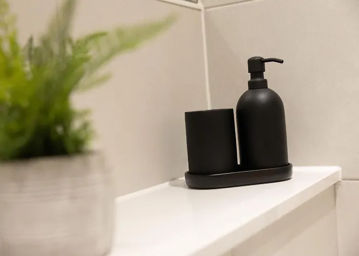 Spacious - Pool Table - Next To Ao Arena - Local Transport Links - Parking *