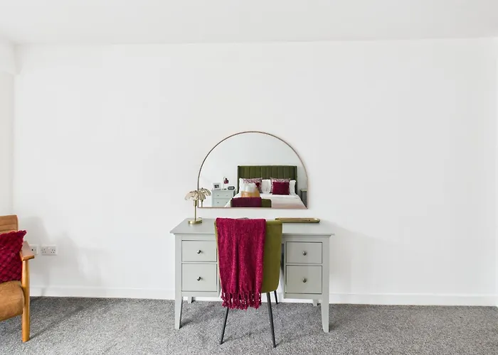 Wild Roses Serviced - Arndale Apartment