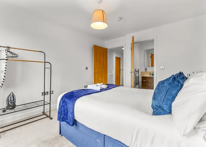 Modern 2br Urban Nest In Salford, For 4