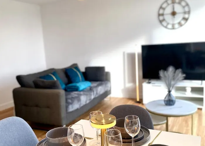 Daire Lux Stylish 2 Bed High Rise With Parking And Balcony