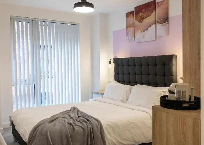 Spacious - Pool Table - Next To Ao Arena - Local Transport Links - Parking Apartment *