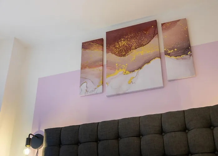 Spacious - Pool Table - Next To Ao Arena - Local Transport Links - Parking