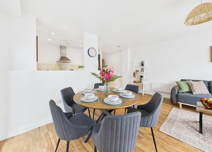 Wild Roses Serviced - Arndale Apartment