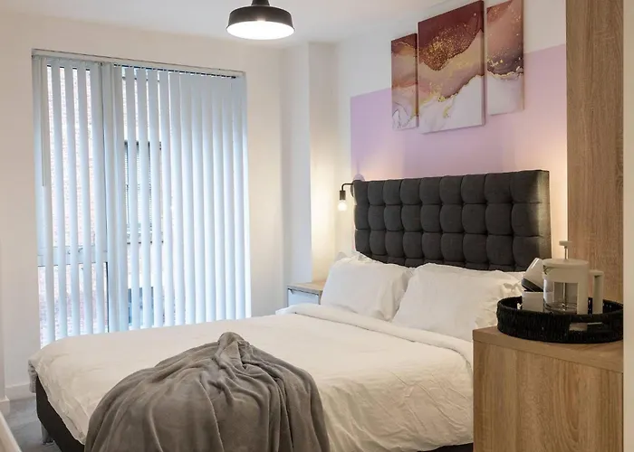 Spacious - - Piccadilly - Local Attractions - Parking *