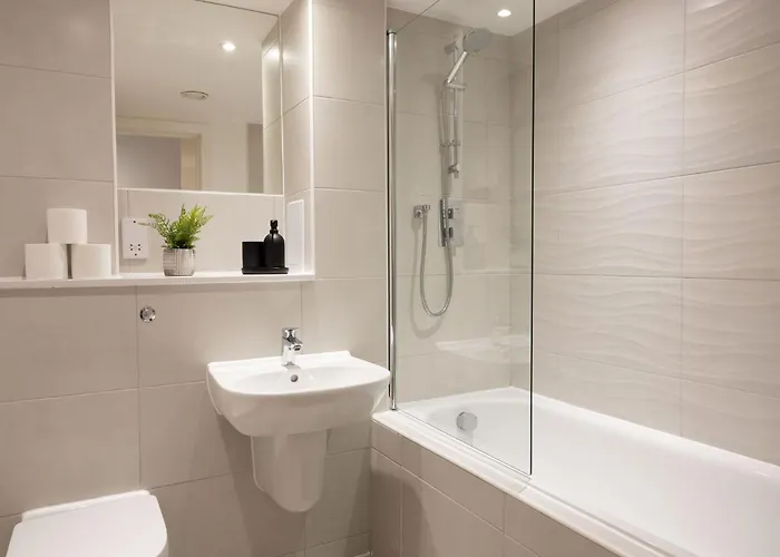 Daire Spacious - Pool Table - Next To Ao Arena - Local Transport Links - Parking *