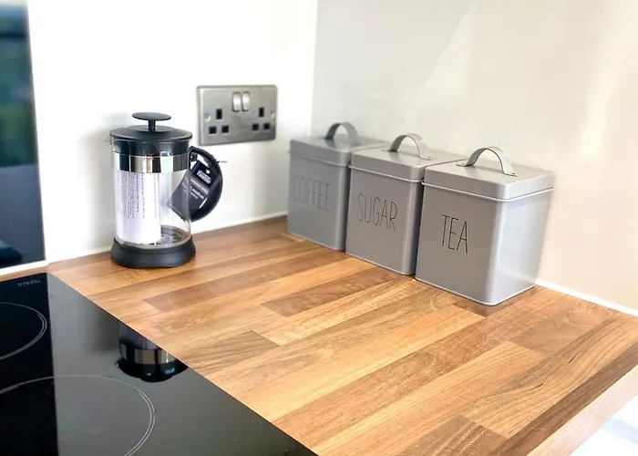 Lux Stylish 2 Bed High Rise With Parking And Balcony *