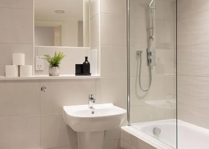 Spacious - - Piccadilly - Local Attractions - Parking 아파트 *