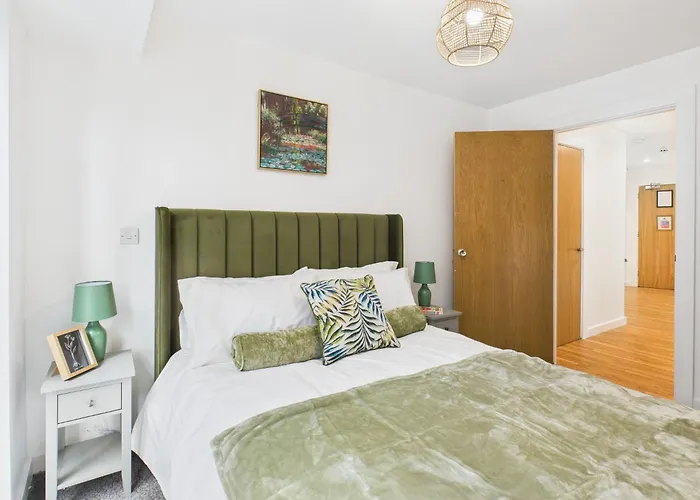 Wild Roses Serviced - Arndale Apartment