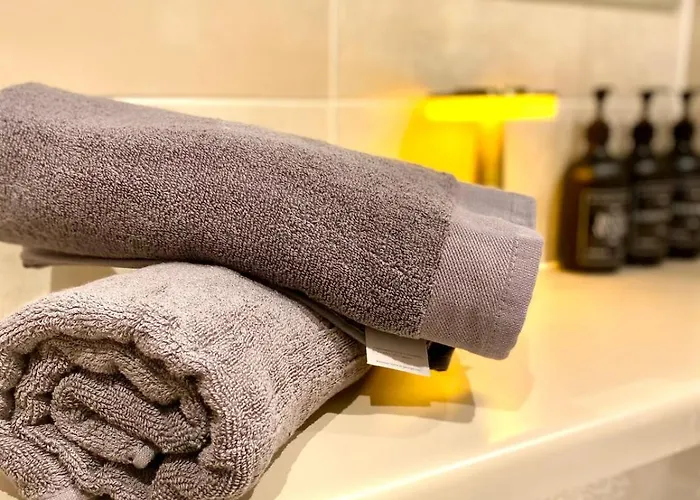 Lux Stylish 2 Bed High Rise With Parking And Balcony