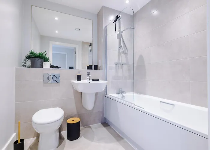 Modern 2br Parking Great Location & Amenities Apartament Manchester