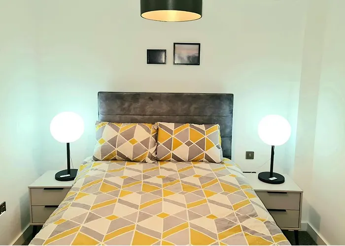 2 Bed Sleeps 4 With Free Parking