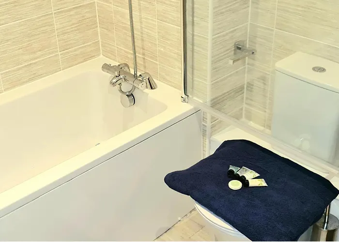 2 Bed Sleeps 4 With Free Parking דירה *