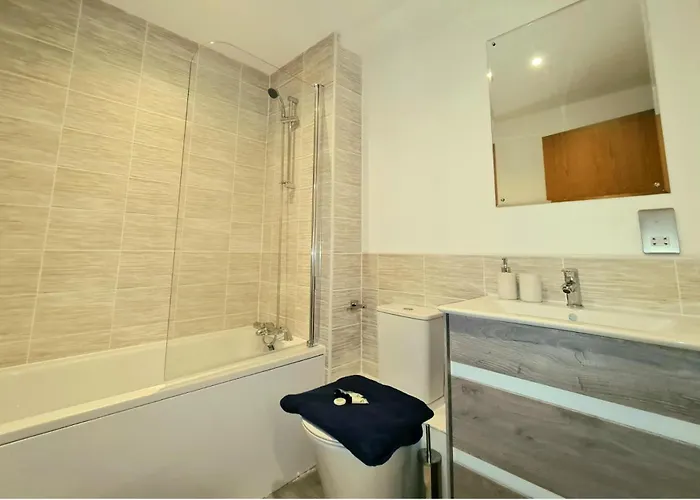 2 Bed Sleeps 4 With Free Parking مانشستر