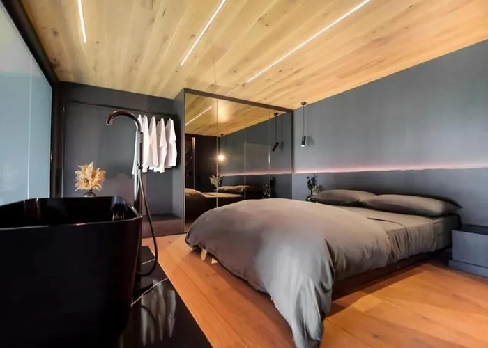 Noir By The Heim Apartmán *