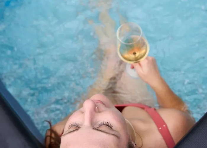 Prázdninový dům Chic Family With Garden Fire Pit & Event Space, Hot Tub Manchester