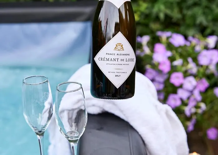 Chic Family With Garden Fire Pit & Event Space, Hot Tub