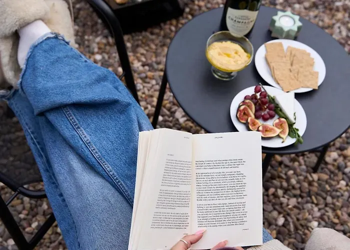 Chic Family With Garden Fire Pit & Event Space, Hot Tub Vakantiehuis