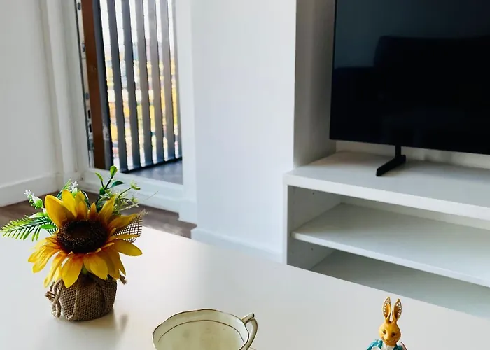 Modern & Cosy With Balcony, Near Media Centre & Old Trafford Stadium *