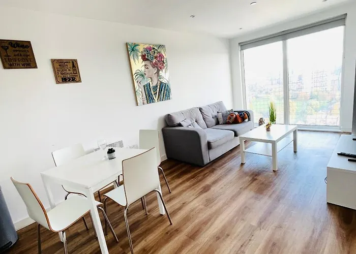 Modern & Cosy With Balcony, Near Media Centre & Old Trafford Stadium * 맨체스터