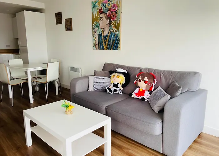 Modern & Cosy With Balcony, Near Media Centre & Old Trafford Stadium