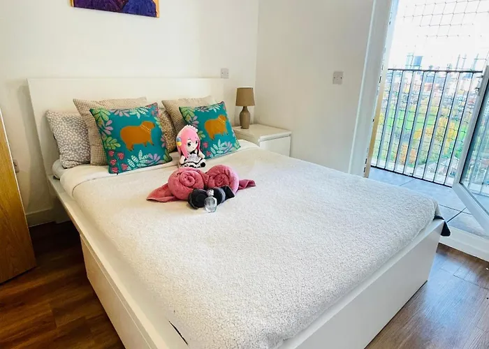 Modern & Cosy With Balcony, Near Media Centre & Old Trafford Stadium *