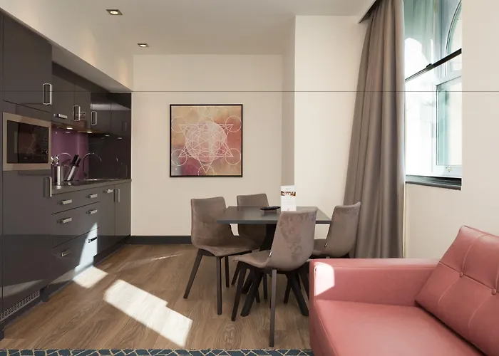 Roomzzz Victoria 4* Manchester