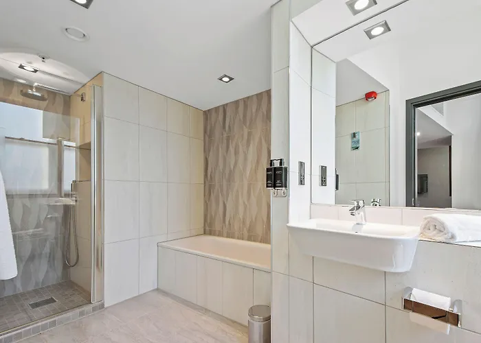 Roomzzz Victoria 4* Manchester